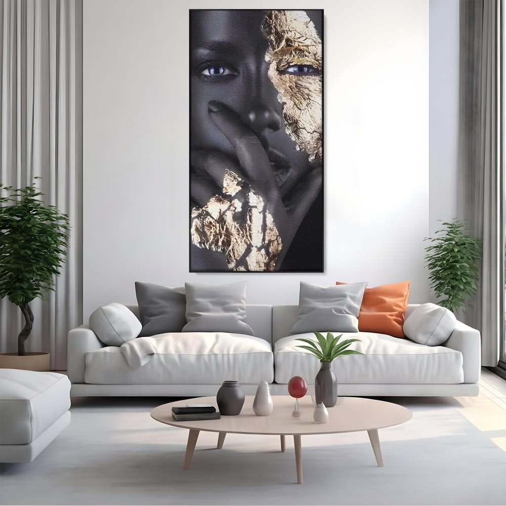 Tablou canvas cu tablou canvas cu portret de femeie, in rama de aluminiu negru, pe perete intr-un living